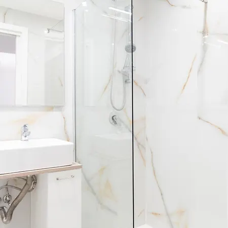 La Corte Проживання в сім'ї Барі